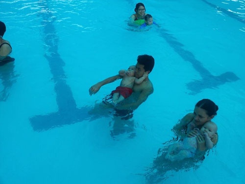 Vợ chồng chị Ngọc Anh (Xã Đàn, Hà Nội) cho con học bơi từ khi bé mới 5 tháng tuổi.
