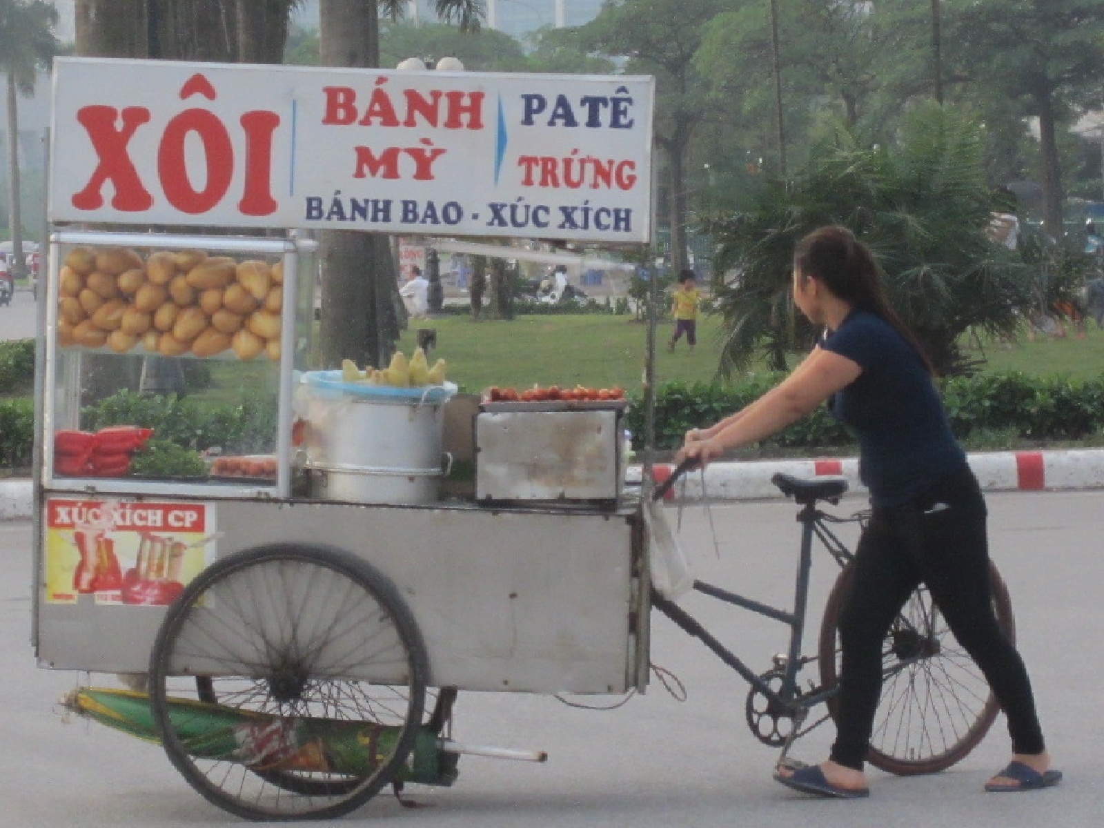 Thu tien trieu nho ban do an kieu ri tai mua World Cup hinh anh