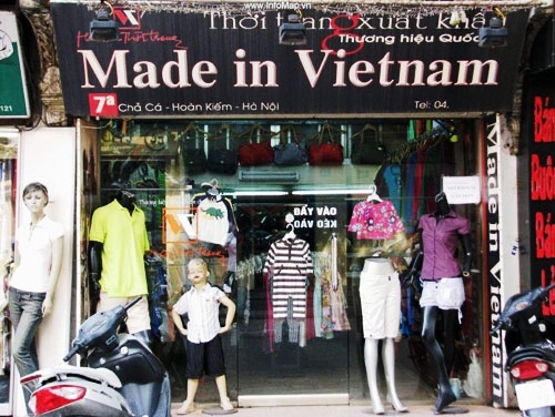 Một cửa hàng bán quần áo “Made in Việt Nam”, VNXK. 