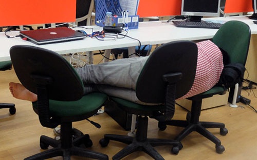 Ngủ gật trong giờ làm (ảnh minh họa).