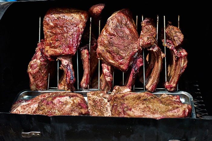 Can canh suon nuong khong lo, xuc xich My hut khach Sai Gon hinh anh