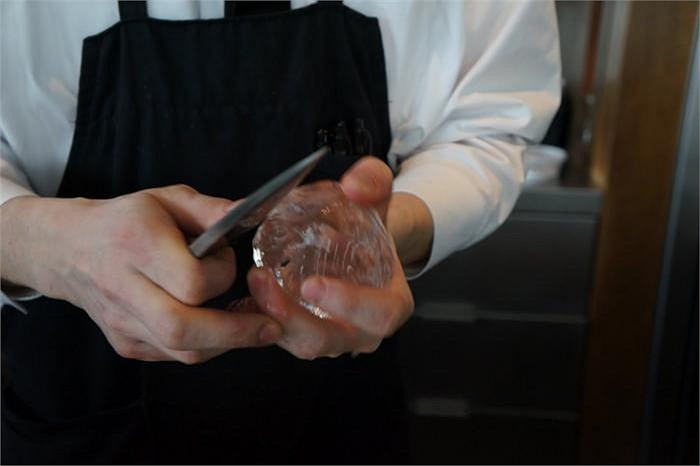 Sau đó, các khối đá viên được tạo thành hình lập phương hoặc hình cầu, hoàn toàn trong và không lẫn tạp chất. Mỗi viên đá có kích thước chính xác là 6,35cm mỗi chiều và có thể tan hết trong đồ uống với thời gian tối đa 40 phút. 