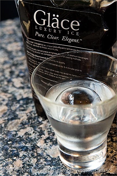 Đá viên hàng hiệu do Gläce Luxury Ice Co sản xuất, có giá <abbr class=