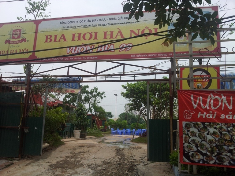  Một vườn bia rộng mênh mông như chủ cửa hàng này treo biển...