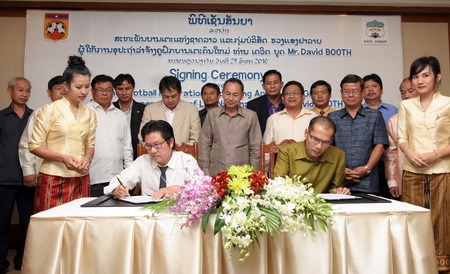 Ông Nguyễn Văn Minh (áo trắn bên trái) đang ký hợp đồng về việc Tập đoàn Hoàng Anh Gia Lai tiếp tục giúp đỡ bóng đá Lào.