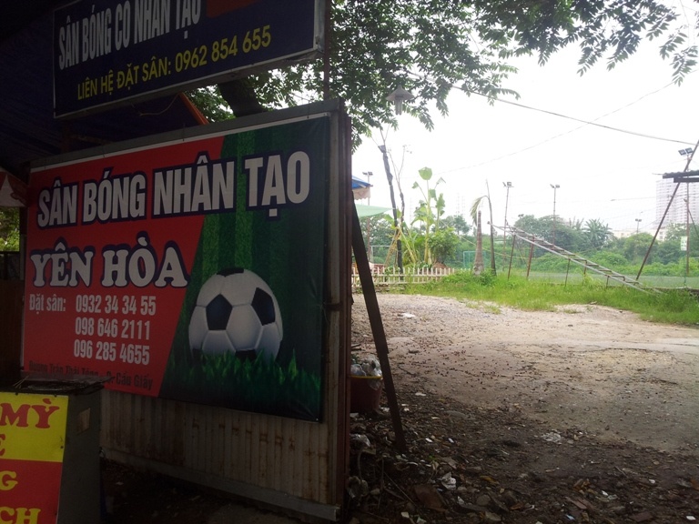 ... và cả sân bóng