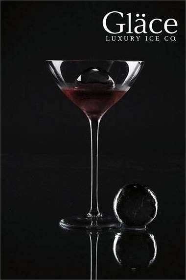 Đó là lý do đá viên hàng hiệu ra đời, với chất lượng mà công ty sản xuất khẳng định là vượt trội, độ tan thấp nhất nhưng khả năng làm lạnh cao nhất, đặc biệt không gây hại cho sức khỏe con người. 