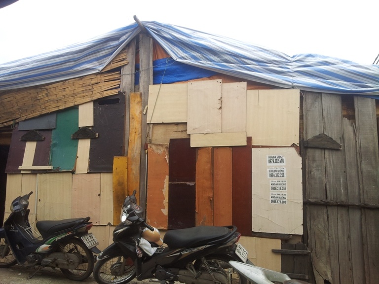  Đặc trưng của các cửa hàng chỉ xây dựng tạm, hầu hết làm bằng ván gỗ ép vá víu.