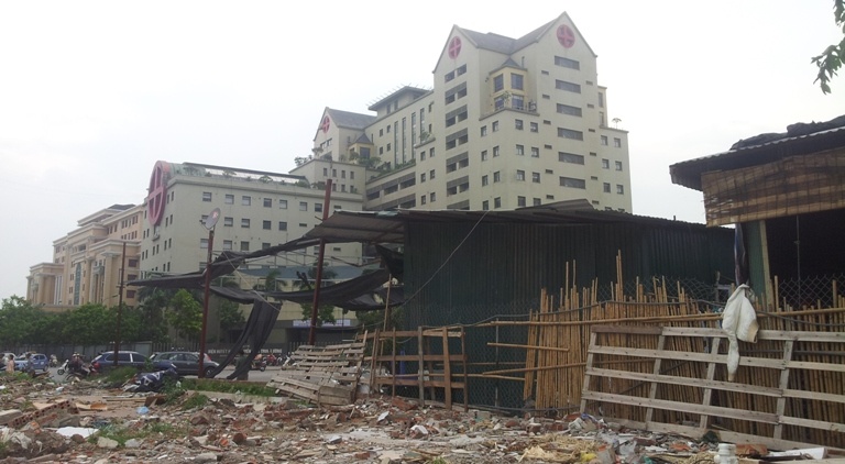 Cảnh đối lập giữa dãy nhà tạm bợ và các tòa cao ốc hoành tráng.