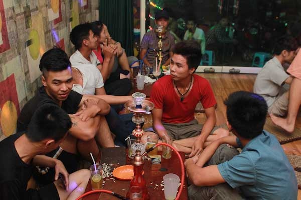 Khách đến quán rất đông, chủ yếu là học sinh, sinh viên và những người yêu thích DJ.