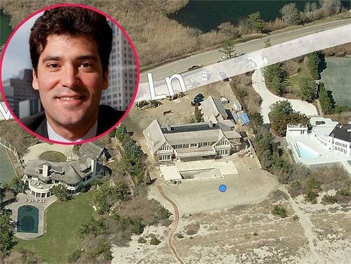 Tỷ phú giàu thứ 58 thế giới Alejandro Santo Domingo Davila sống trong biệt thự 9000 m2 với cầu thang, lan can kính, phòng ăn trị giá <abbr class=