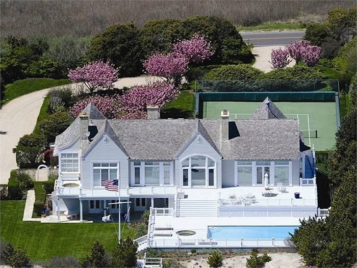 Ngôi nhà này từng thuộc về nhà tài chính Teddy Forstmann đã được bán với giá <abbr class=