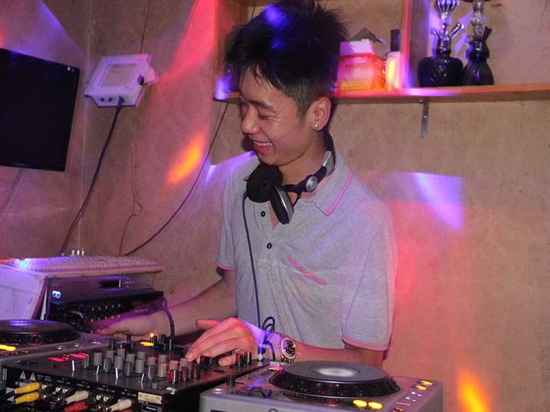 Có hẳn một đội ngũ DJ nam và nữ để phục vụ từ 7h tối đến 11h đêm.