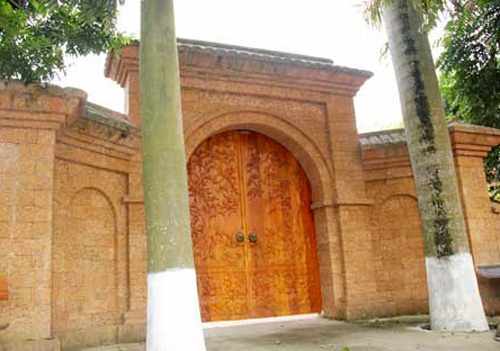 Vì muốn ngôi nhà đẳng cấp hơn hàng xóm, gần đây phong trào xây cổng bằng đá ong trở thành thú chơi trội cho những ngôi nhà biệt thự nghỉ dưỡng của các đại gia. Trong đó, chiếc cổng đá ong của nhà ông Nguyễn Văn Nho (Bình Yên - Thạch Thất được nhiều người chú ý nhất.