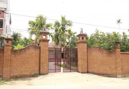 Chiếc cổng được gia chủ thiết kế giống như hai ngọn hải đăng.