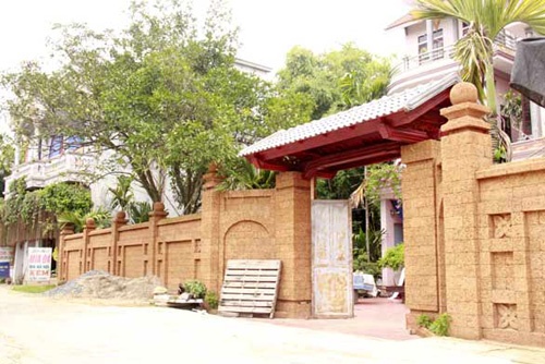 Với mặt tiền vàng rực bởi mầu đá ong, căn nhà trở nên đẳng cấp hơn.