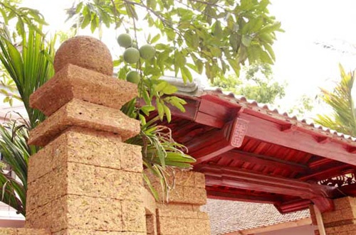 Chiếc cổng đem lại nét nổi bật cho cả vùng đồng quê. Tất cả các chi tiết của chiếc cổng đều được gọt dũa tỉ mỉ.