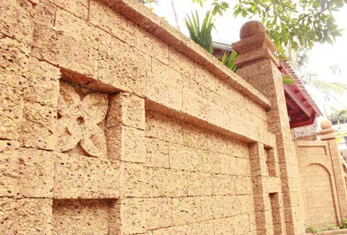 Tuy hoa văn không cầu kỳ nhưng màu vàng của đá làm lên sự nổi bật.