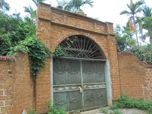 Thời gian đã làm cho chiếc cổng này thêm cổ kính.