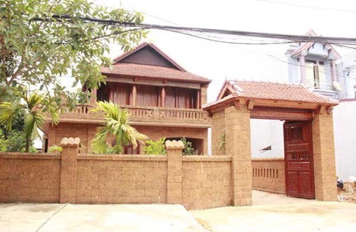 Trước khi xây, ông phải chuẩn bị rất nhiều đá ong. Mỗi viên đá ong được mài, đẽo phẳng phiu có giá từ 35.000-40.000 đồng. Chi phí thiết kế và xây dựng chiếc cổng như nhà ông Nho (Bình Yên - Thạch Thất) lên đến cả trăm triệu.