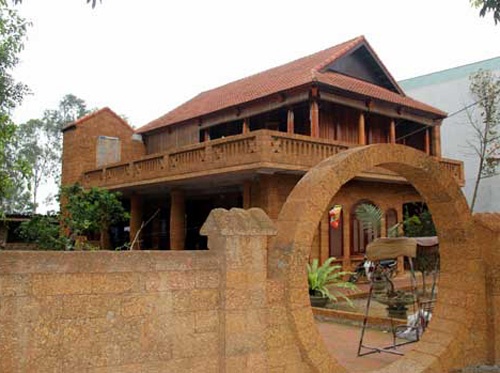 Trước kia đá ong có giá thành rẻ, nhiều nông dân dùng để xây nhà rất kinh tế và bền vững. Chiếc cổng độc đáo này còn mang ý nghĩa phong thủy thay vì để ra vào như trước kia.