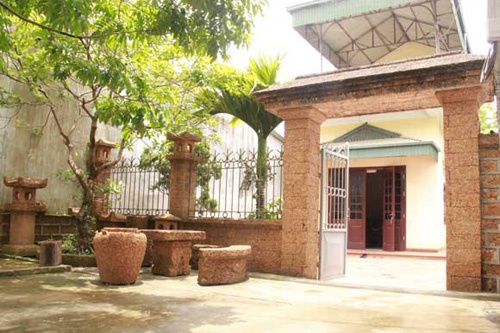 Ngôi nhà tuy không đẹp nhưng chiếc cổng mang lại sự tinh tế cho ngôi nhà. Trước cổng cũng vàng rực bởi những đồ vật được làm từ đá ong.