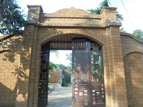 Hai bên cổng đặt hai linh vật với mục đính trấn phong thủy cho ngôi nhà.