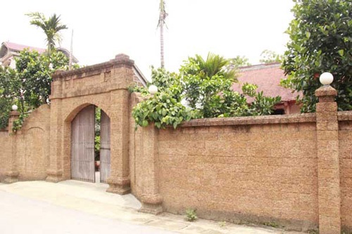 Bị phong hóa theo thời gian, mầu đá ong trở nên cổ kính, chiếc cổng giờ đây có một nét đẹp riêng biệt.