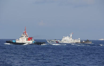 Tàu Trung Quốc tại nơi đặt giàn khoan trái phép tại vùng biển Việt Nam.