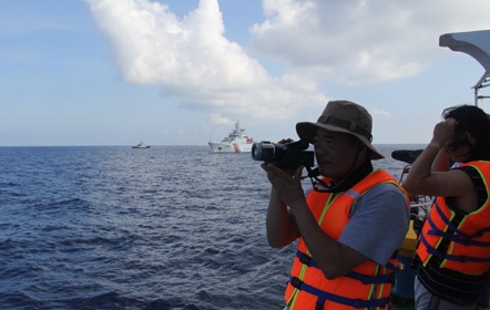 Nha bao nuoc ngoai ke chuyen tac nghiep tai gian khoan hinh anh