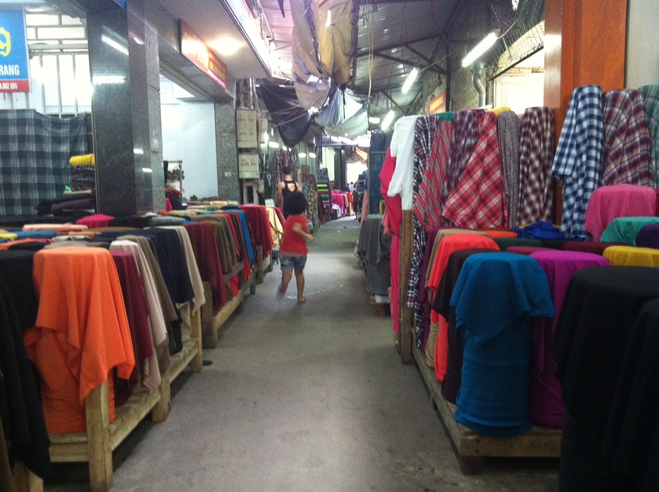 'Dai sieu thi may mac Trung Quoc' o Ha Noi e am hinh anh