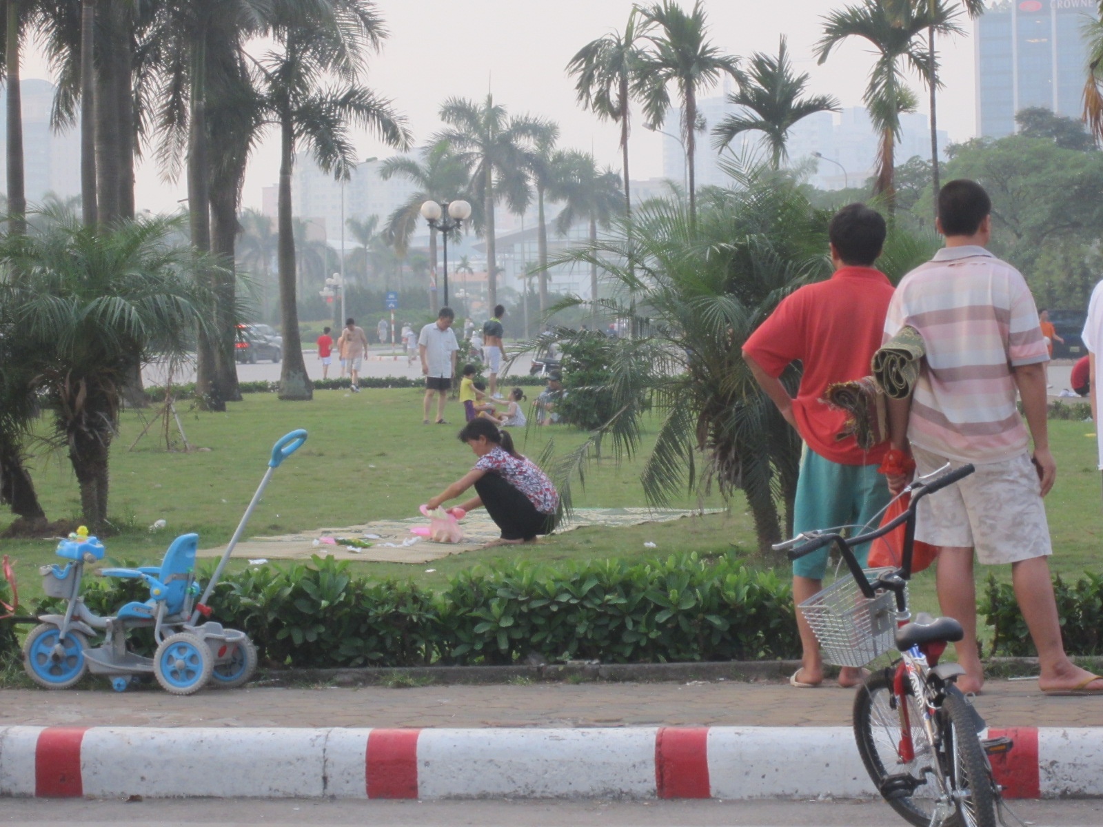 Chị Thảo đang trải chiếu ở Mỹ Đình.
