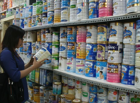 Nhiều mặt hàng sữa trên thị trường đã bắt đầu rục rịch giảm theo lệnh áp trần của Bộ Tài chính