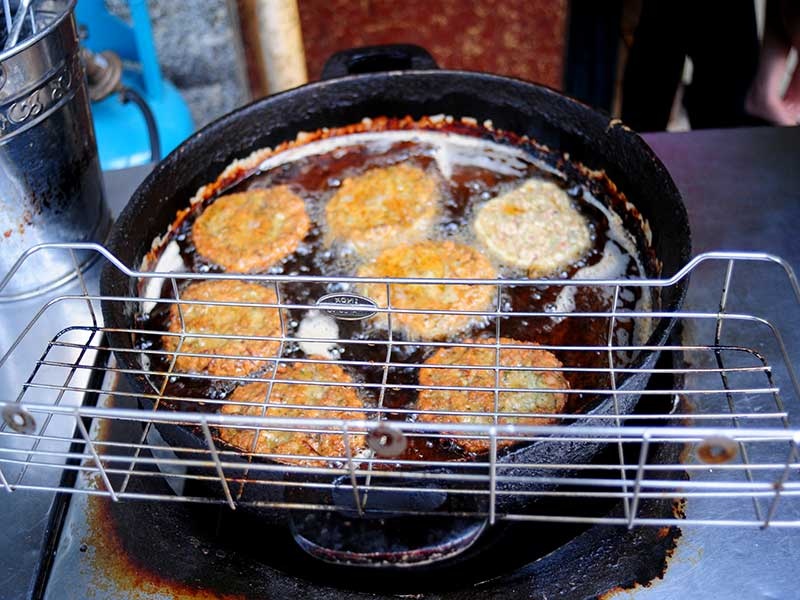 Cha ruoi dac san gia 15.000 dong/mieng tai Ha Noi hinh anh