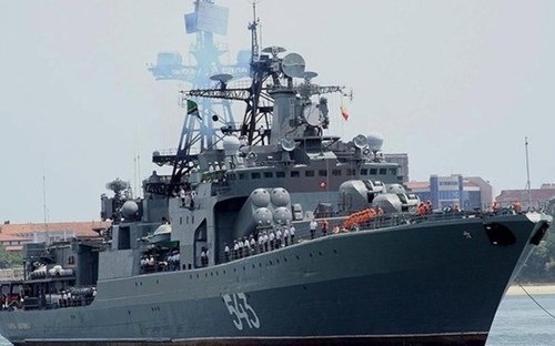 Ngày 17/6 vừa qua, đoàn chiến hạm Nga gồm tàu chống ngầm cỡ lớn Nguyên soái Shaposhnikov, tàu chở dầu Irkut và tàu cứu hộ Alatau đã ghé thăm không chính thức cảng Cam Ranh.