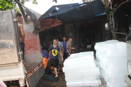 Hàng triệu cây nước đá... được Lục Ngạn tiêu thụ chỉ trong vòng một tháng - thời điểm thu hoạch vải.