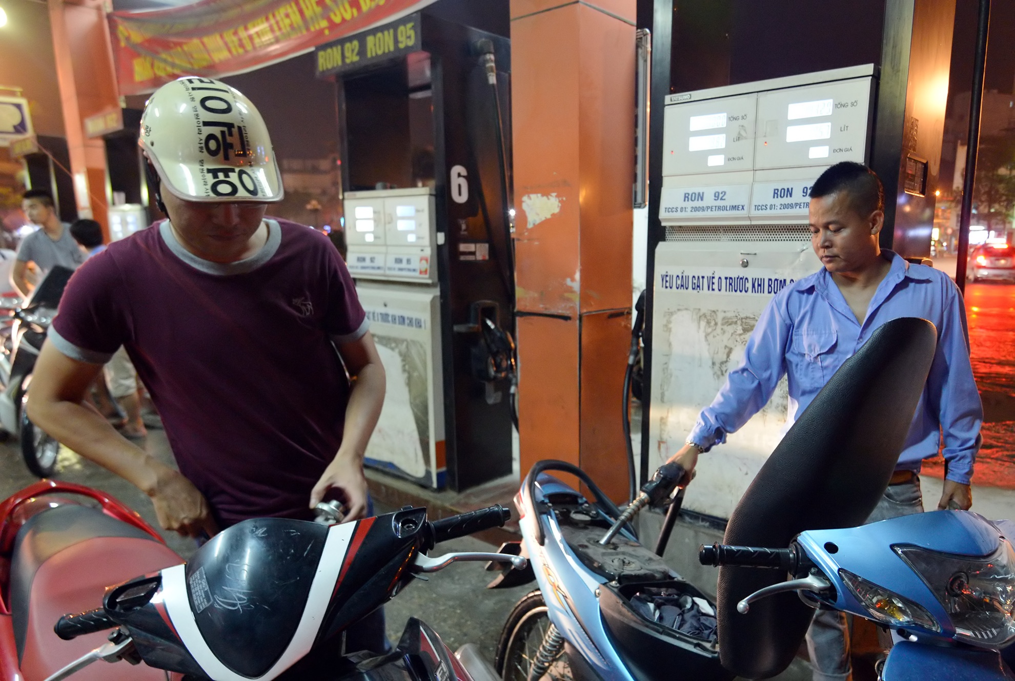 Gia xang bat ngo tang 330 dong/lit tu 20h toi 23/6 hinh anh