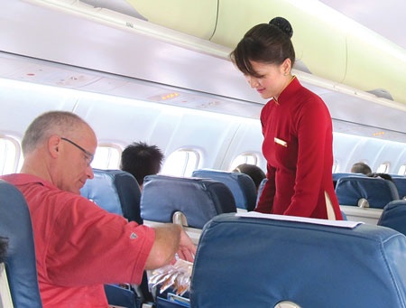 Vietnam Airlines noi gi vu 200 nguoi cho 1 khach VIP? hinh anh