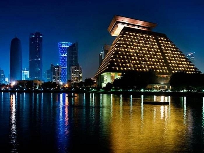 Thủ đô Doha gây ấn tượng với những kiến trúc nổi bật và khách sạn sang trọng. Trong hình là khách sạn Sheraton Doha.