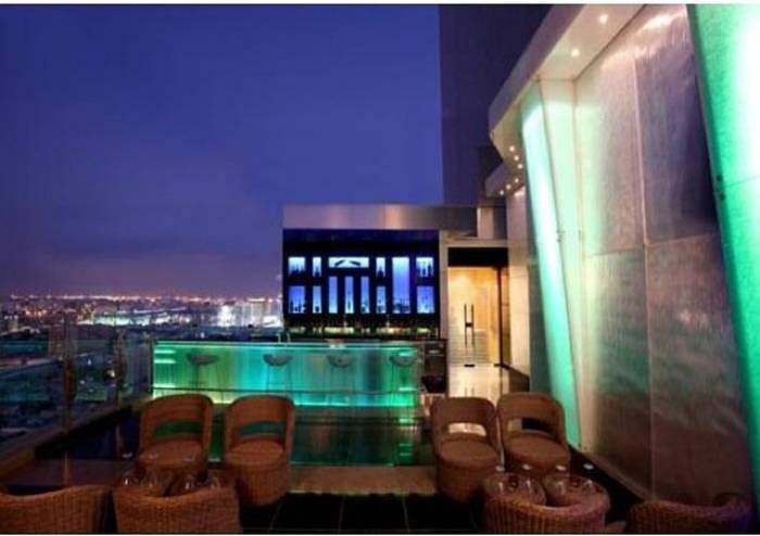 Cuộc sống về đêm khá sôi động. Trong hình là Sky View Bar ở khách sạn La Cigale, một điểm đến lý tưởng vào buổi tối