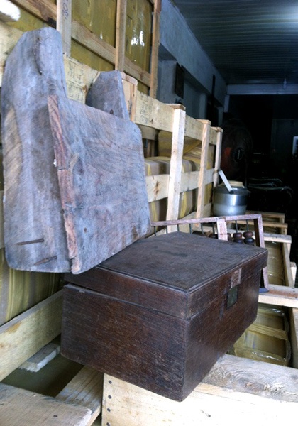 Từ dui nhà, chiếc hòm....