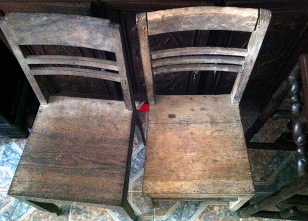 ... đến những chiếc ghế, tất cả đều được làm bằng gỗ sưa.