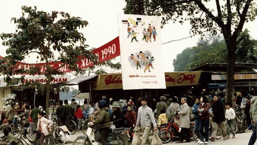 Chiếc Babetta màu đỏ nổi bật giữa phố xuân.