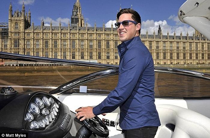 Tấm vé số Euromillions đem lại may mắn cho Myles và biến anh trở thành chàng triệu phú hạnh phúc nhất thế giới. Trong ảnh, Myles đang thong dong du ngoạn trên sông Thames với khoản tiền kếch sù mà anh bất ngờ có được.