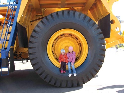 Vỏ bánh xe có size 59/80 R63 với đường kính 6,55 mét. Ngoài kích thước khủng, giá mỗi chiếc vỏ xe còn khiến người ta phát sốt khi chúng được bán ra với giá <abbr class=