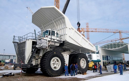 Dung tích bình nhiên liệu lên đến 4,732 lít. Xe có chiều cao 7,32m, chiều cao tổng thể khi nâng thùng lên đến 14,91m. Chiều rộng lớn nhất của xe là 15,32m. Khi bạn có chiều cao 1,8m thì bạn cũng chỉ đứng chưa tới một nửa bánh xe vốn có đường kính là 6,55m.