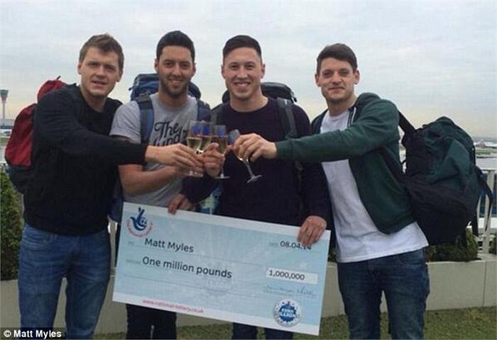 Hình ảnh khi Matt Myles nhận giải độc đắc 1 triệu bảng của Euromillions. Anh chia sẻ trên Sunday People: Từ việc du lịch thế giới tới gặp gỡ những ngôi sao hàng đầu, tôi đã được trải nghiệm những thứ chưa từng có, ngay cả trong những giấc mơ điên rồ nhất của tôi.