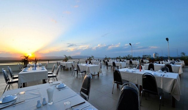 Nhà hàng trên nóc khách sạn bên sông Ayarwaddy River View Hotel, Mandalay, Burma.