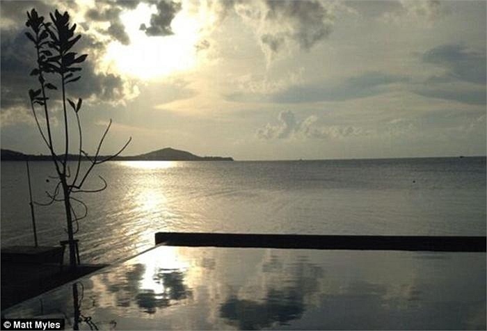 Người ta nói tiền không mua được hạnh phúc nhưng Myles thú nhận, chưa bao giờ anh cảm thấy hạnh phúc hơn thế. Trong hình là một bể bơi với tầm nhìn tuyệt vời hướng ra biển ở Bali.