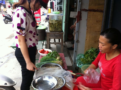 Cửa hàng hến làm sạch đông khách mùa nắng nóng.